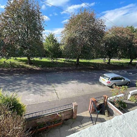 Lovely 2 Bedroom House Overlooking Park, Free Parking Belfast Bagian luar foto
