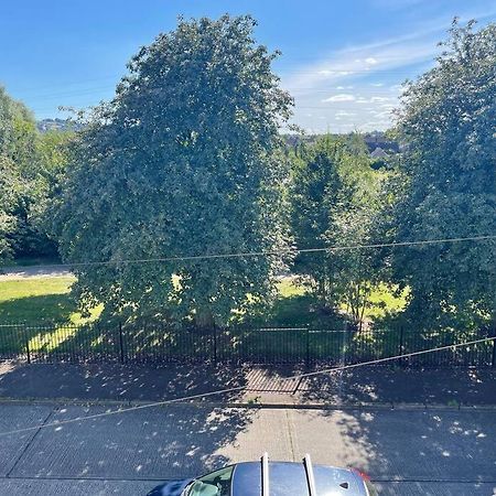 Lovely 2 Bedroom House Overlooking Park, Free Parking Belfast Bagian luar foto