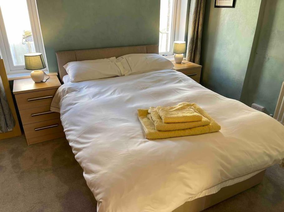 Lovely 2 Bedroom House Overlooking Park, Free Parking Belfast Bagian luar foto