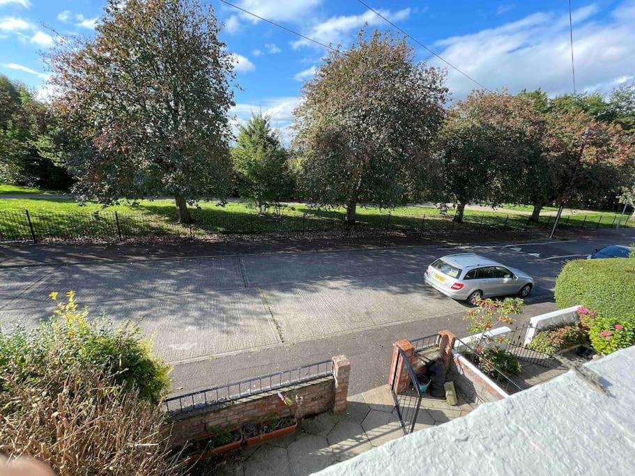 Lovely 2 Bedroom House Overlooking Park, Free Parking Belfast Bagian luar foto