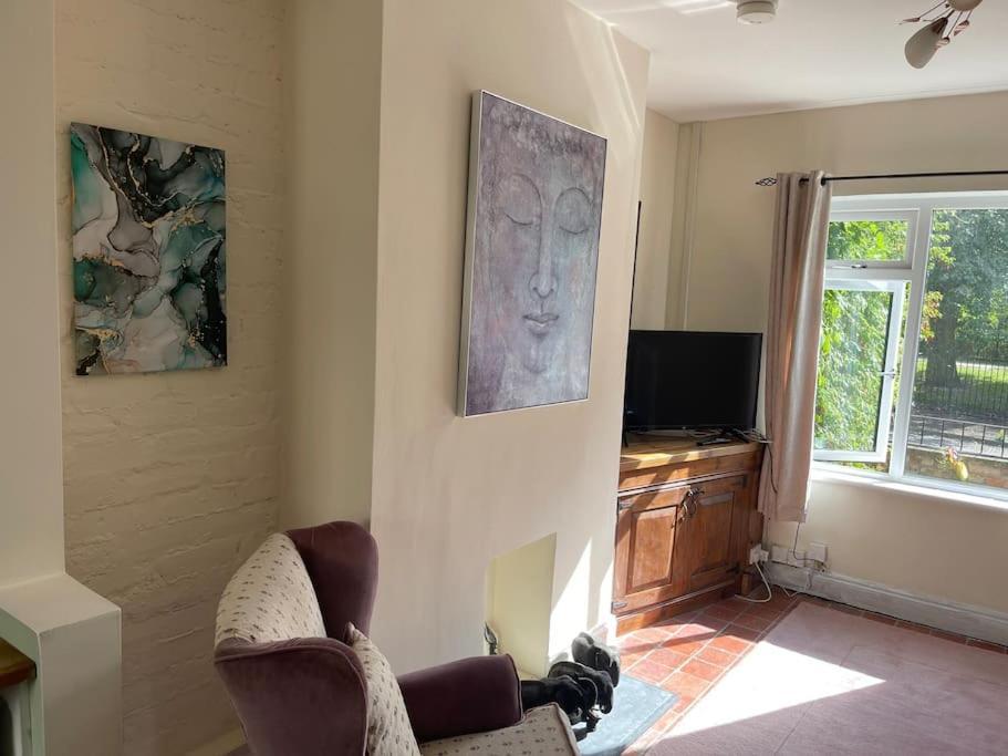 Lovely 2 Bedroom House Overlooking Park, Free Parking Belfast Bagian luar foto