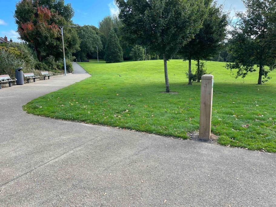 Lovely 2 Bedroom House Overlooking Park, Free Parking Belfast Bagian luar foto