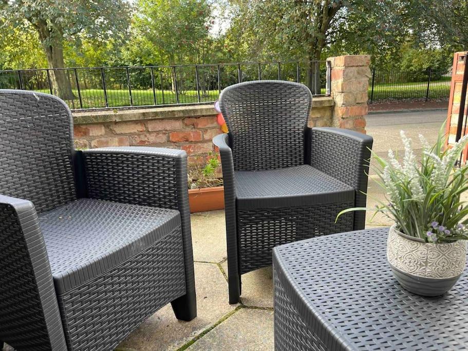 Lovely 2 Bedroom House Overlooking Park, Free Parking Belfast Bagian luar foto